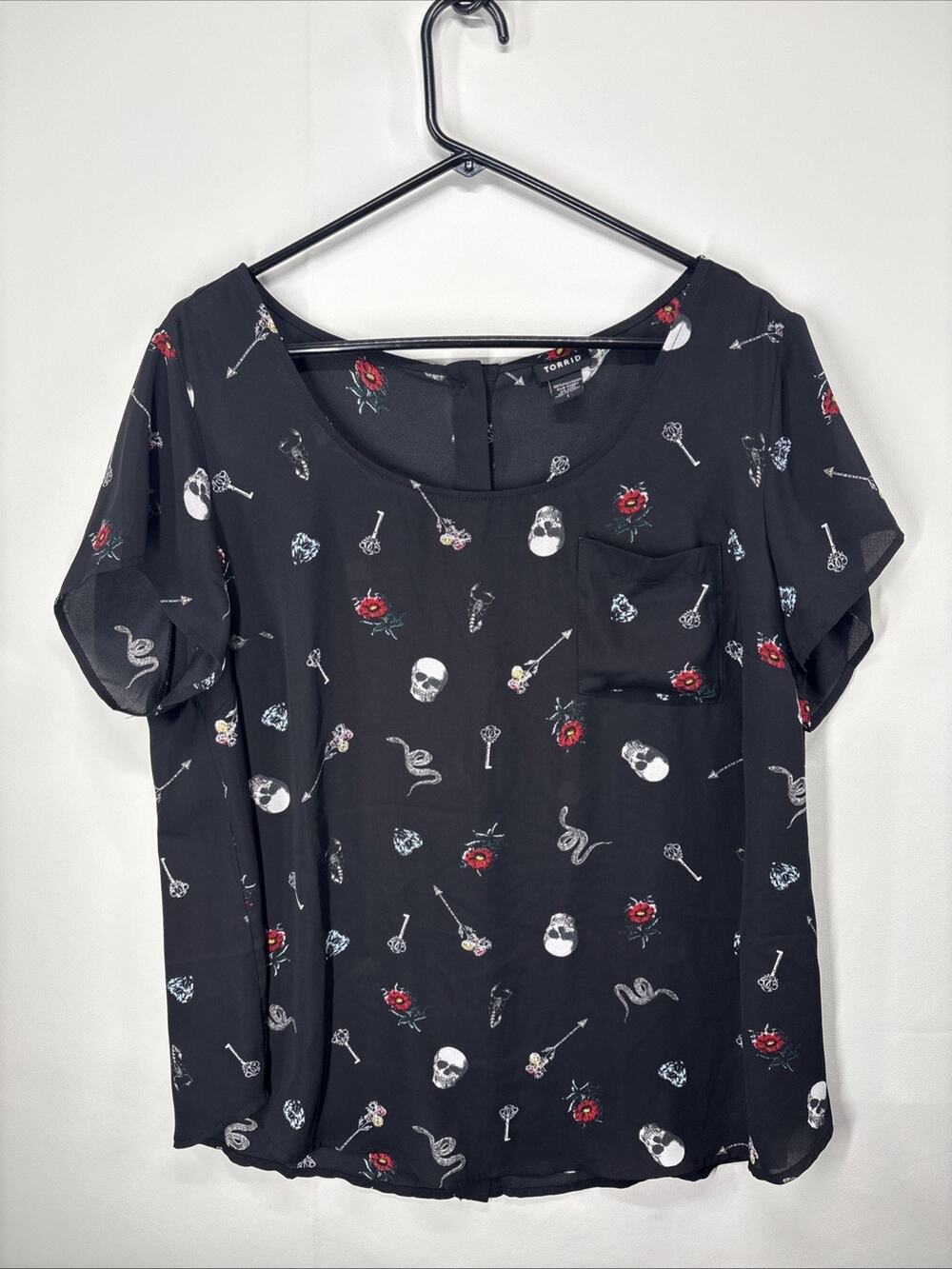 Torrid sz 2 💀Black Skull Key Heart Blouse, Button Down Back HOT FUN SEXY RETRO
